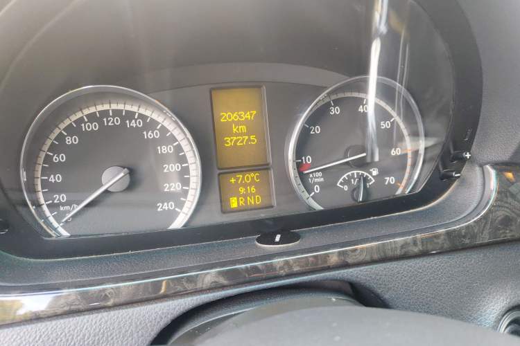 Used Mercedes-Benz Viano 2011 3.5L 125th Anniversary Edition 7 Seats Odometer Close Up