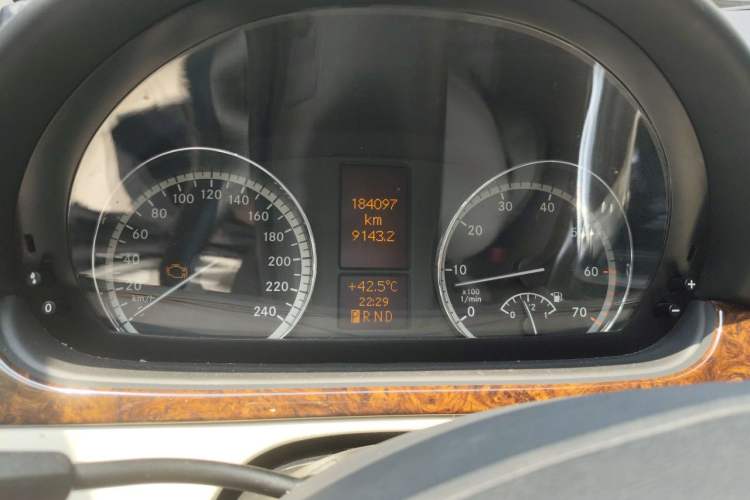 Used Mercedes-Benz Viano 2011 2.5L Prestige Edition Odometer Close Up