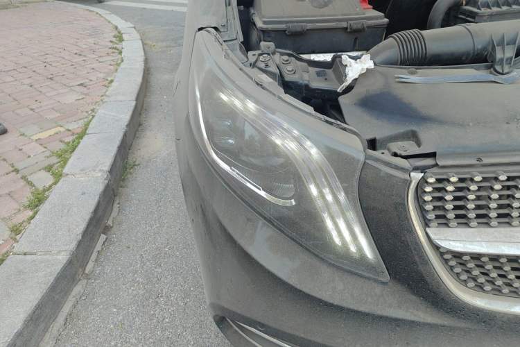 Used Mercedes-Benz Viano 2011 2.5L Prestige Edition Right Front Headlight