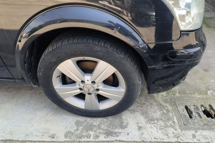Used Mercedes-Benz Viano 2011 2.5L Navigator Edition Right Front Wheel Hub