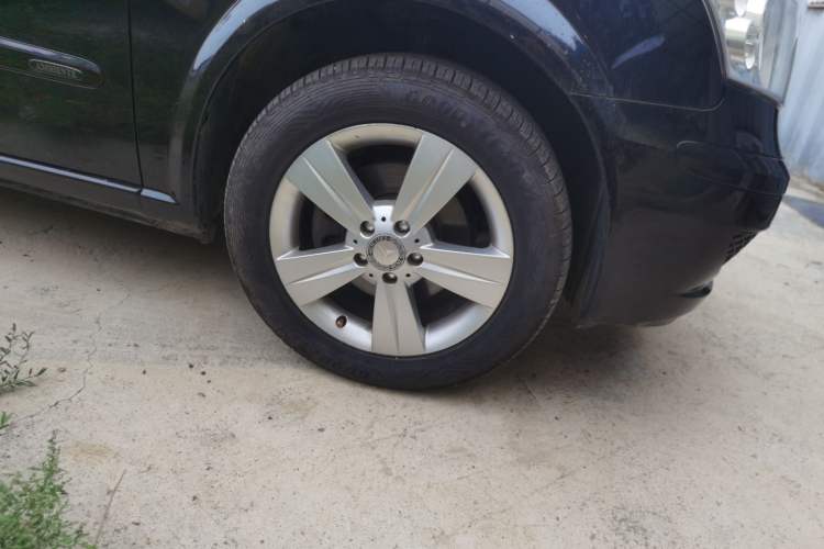 Used Mercedes-Benz Viano 2011 2.5L Navigator Edition Right Front Wheel Hub