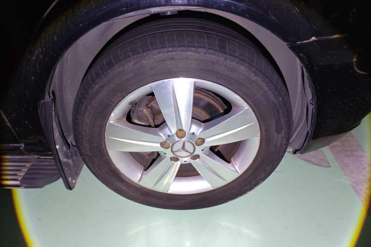 Used Mercedes-Benz Viano 2011 2.5L Navigator Edition Right Front Wheel Hub