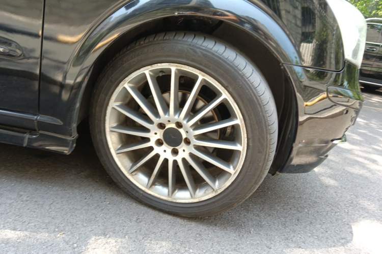 Used Mercedes-Benz Viano 2011 3.5L 125th Anniversary Edition 6 Seats Right Front Wheel Hub