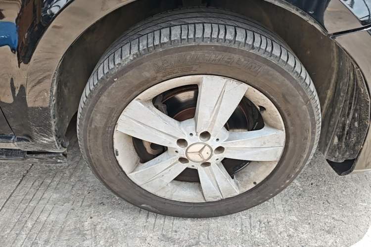Used Mercedes-Benz Viano 2011 2.5L Navigator Edition Right Front Wheel Hub