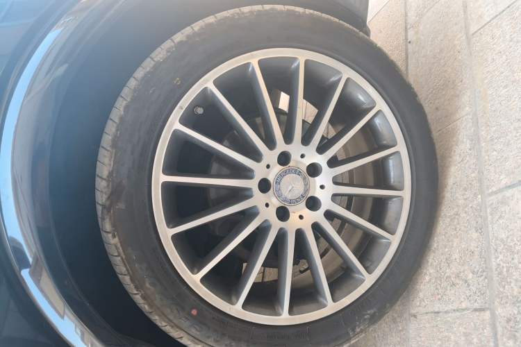 Used Mercedes-Benz Viano 2011 3.5L 125th Anniversary Edition 6 Seats Right Front Wheel Hub