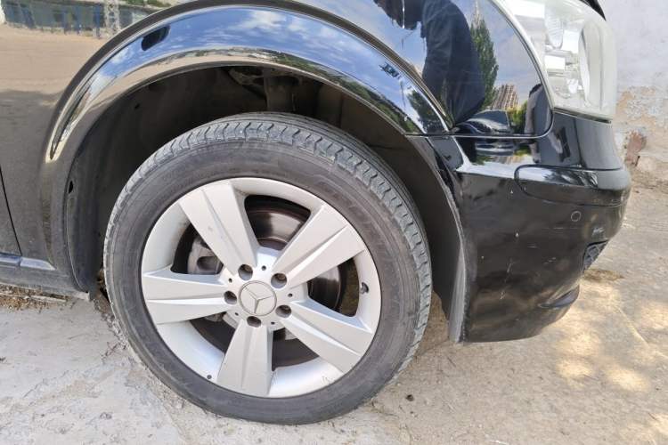 Used Mercedes-Benz Viano 2011 2.5L Navigator Edition Right Front Wheel Hub