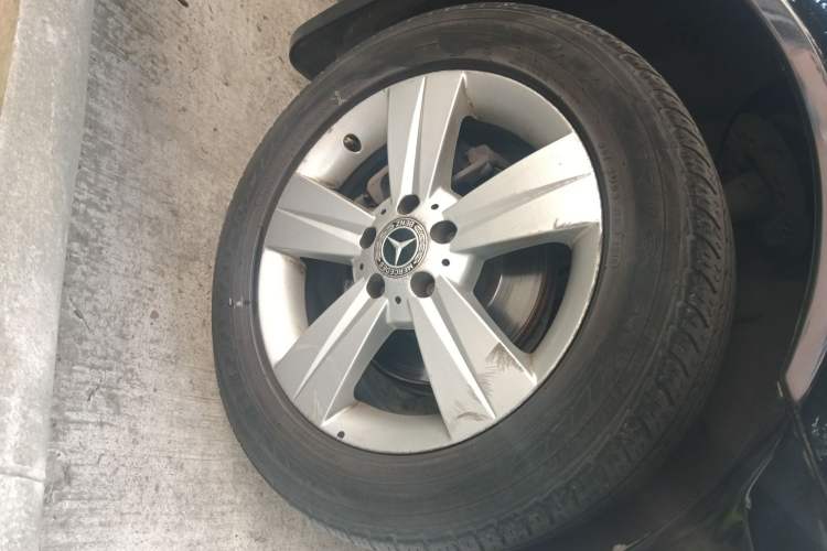 Used Mercedes-Benz Viano 2011 2.5L Navigator Edition Right Front Wheel Hub