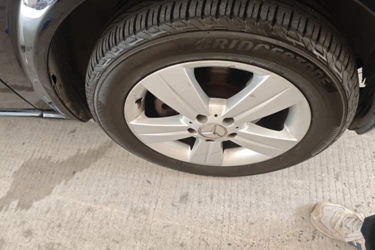 Used Mercedes-Benz Viano 2011 2.5L Navigator Edition Right Front Wheel Hub