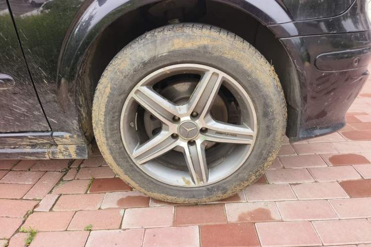 Used Mercedes-Benz Viano 2011 2.5L Prestige Edition Right Front Wheel Hub