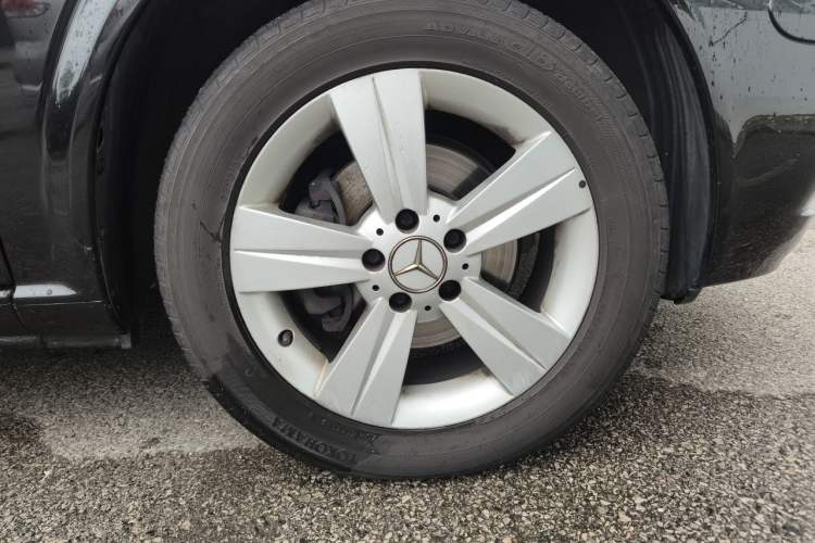 Used Mercedes-Benz Viano 2011 2.5L Luxury Edition Right Front Wheel Hub