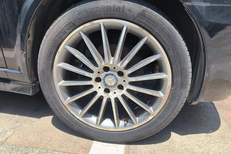 Used Mercedes-Benz Viano 2011 3.5L 125th Anniversary Edition 7 Seats Right Front Wheel Hub