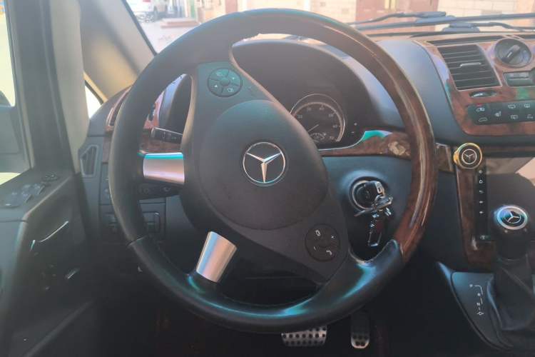 Used Mercedes-Benz Viano 2011 3.5L 125th Anniversary Edition 6 Seats Steering Wheel