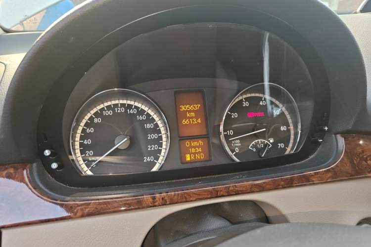 Used Mercedes-Benz Viano 2011 2.5L Luxury Edition Odometer Close Up