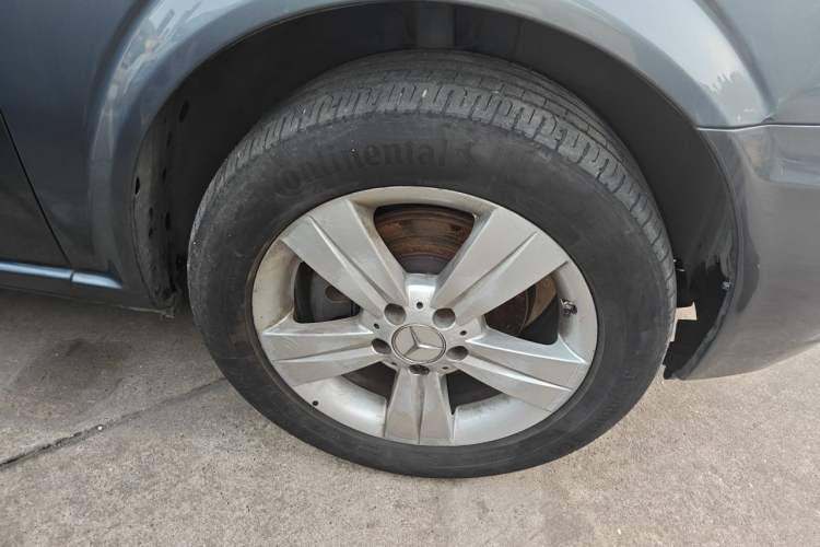 Used Mercedes-Benz Viano 2011 2.5L Luxury Edition Right Front Wheel Hub