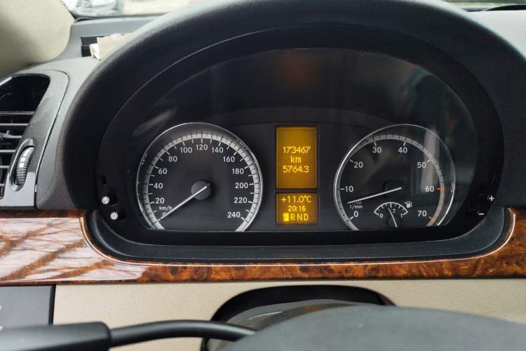 Used Mercedes-Benz Viano 2011 2.5L Limited Edition Odometer Close Up