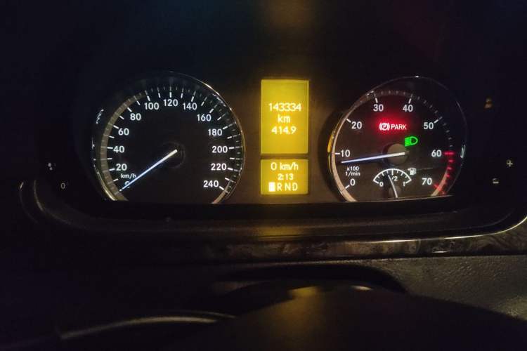 Used Mercedes-Benz Viano 2011 3.5L 125th Anniversary Edition 7 Seats Odometer Close Up