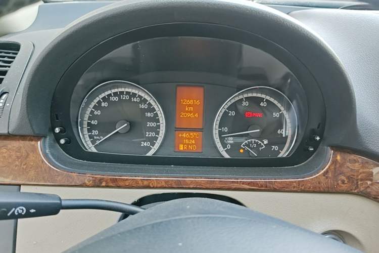 Used Mercedes-Benz Viano 2011 2.5L Navigator Edition Odometer Close Up