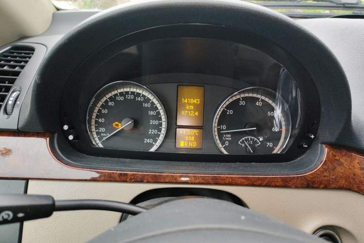 Used Mercedes-Benz Viano 2011 2.5L Navigator Edition Odometer Close Up
