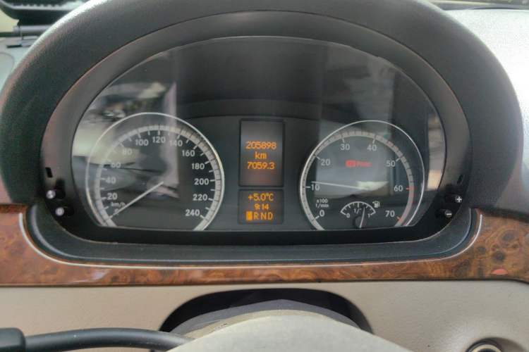Used Mercedes-Benz Viano 2011 2.5L Prestige Edition Odometer Close Up