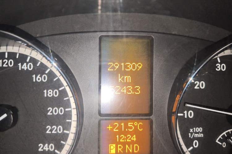 Used Mercedes-Benz Viano 2011 2.5L Navigator Edition Odometer Close Up
