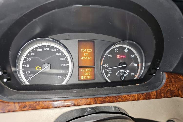 Used Mercedes-Benz Viano 2011 2.5L Prestige Edition Odometer Close Up