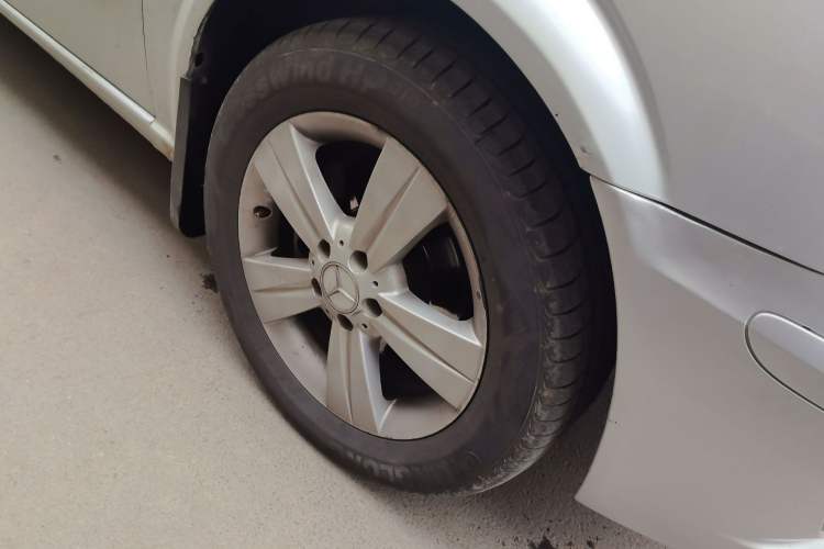 Used Mercedes-Benz Viano 2011 2.5L Navigator Edition Right Front Wheel Hub