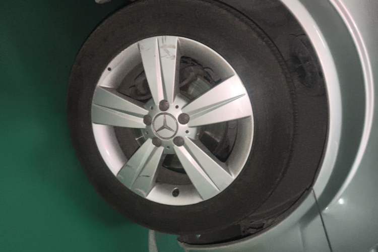 Used Mercedes-Benz Viano 2011 2.5L Navigator Edition Right Front Wheel Hub