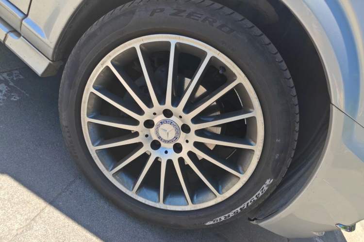 Used Mercedes-Benz Viano 2011 3.5L 125th Anniversary Edition 7 Seats Right Front Wheel Hub