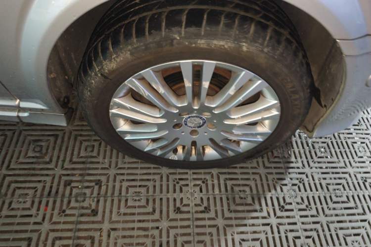 Used Mercedes-Benz Viano 2011 2.5L Limited Edition Right Front Wheel Hub