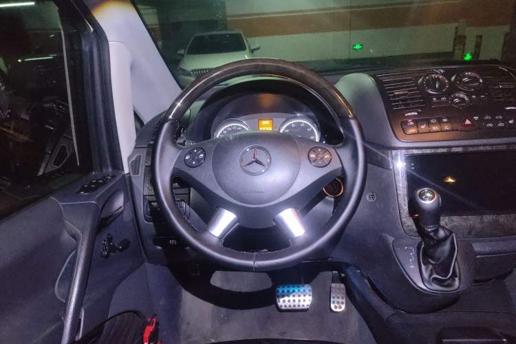 Used Mercedes-Benz Viano 2011 3.5L 125th Anniversary Edition 7 Seats Steering Wheel
