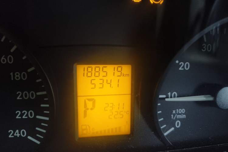 Used Mercedes-Benz Viano 2012 2.5L Comfort Edition Odometer Close Up