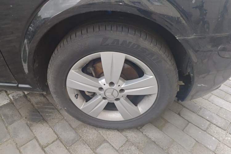 Used Mercedes-Benz Viano 2012 2.5L Navigator Edition Right Front Wheel Hub
