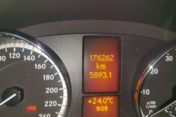 Used Mercedes-Benz Viano 2012 2.5L Comfort Edition Odometer Close Up