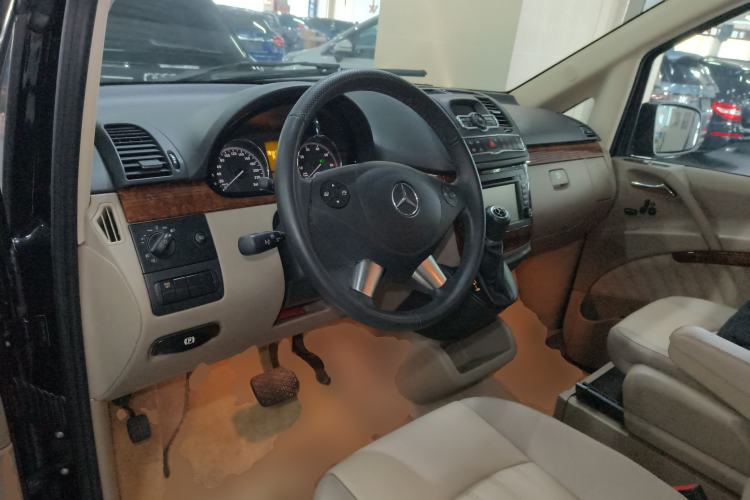 Used Mercedes-Benz Viano 2013 3.0L Navigator Edition Center Console