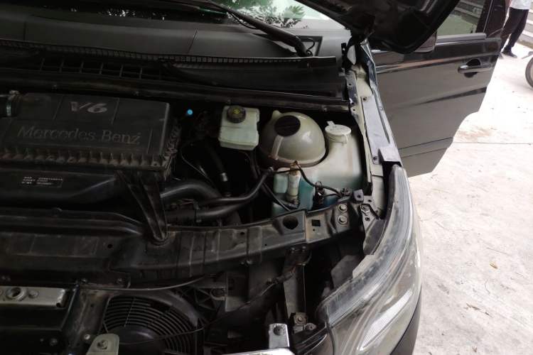 Used Mercedes-Benz Viano 2013 3.0L Navigator Edition Engine Bay Left
