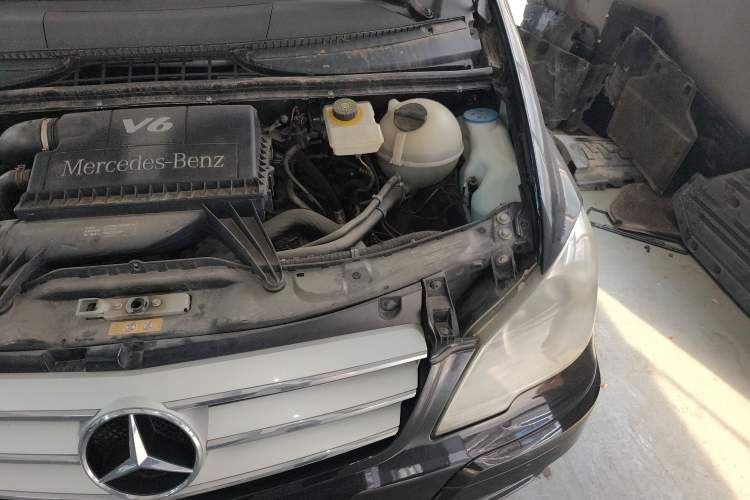 Used Mercedes-Benz Viano 2013 3.0L Hospitality Edition Engine Bay Left