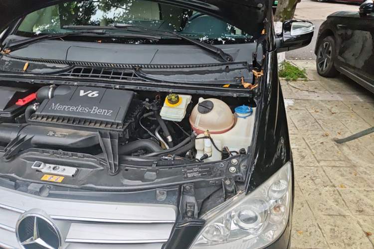 Used Mercedes-Benz Viano 2013 3.0L Navigator Edition Engine Bay Left