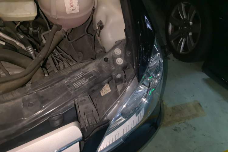 Used Mercedes-Benz Viano 2013 3.0L Comfort Edition Engine Bay Left