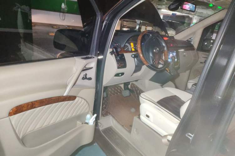 Used Mercedes-Benz Viano 2013 3.0L Navigator Edition Interior 3