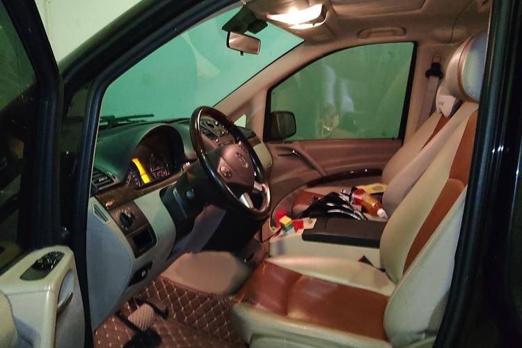 Used Mercedes-Benz Viano 2013 3.0L Navigator Edition Interior 3