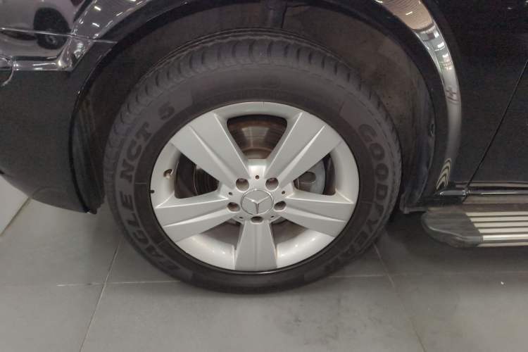 Used Mercedes-Benz Viano 2013 3.0L Navigator Edition Left Front Wheel Hub
