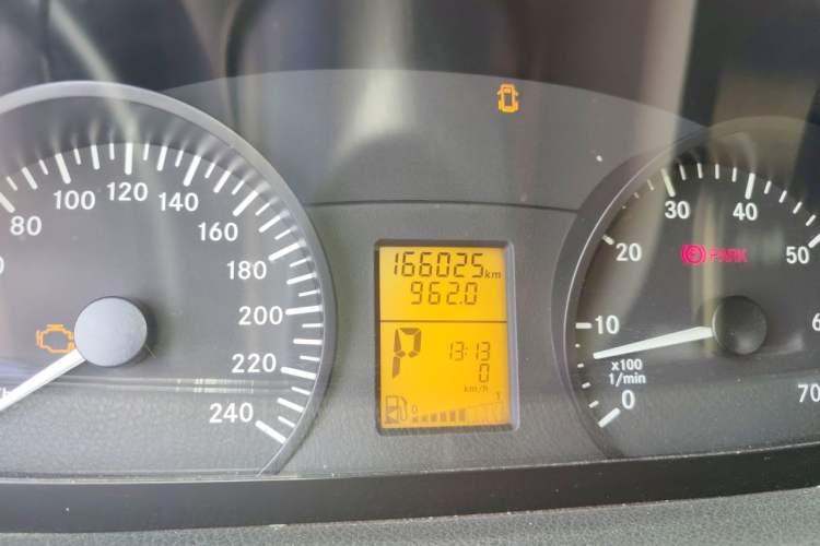 Used Mercedes-Benz Viano 2013 3.0L Navigator Edition Odometer Close Up