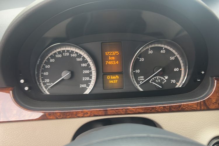 Used Mercedes-Benz Viano 2013 3.0L Comfort Edition Odometer Close Up