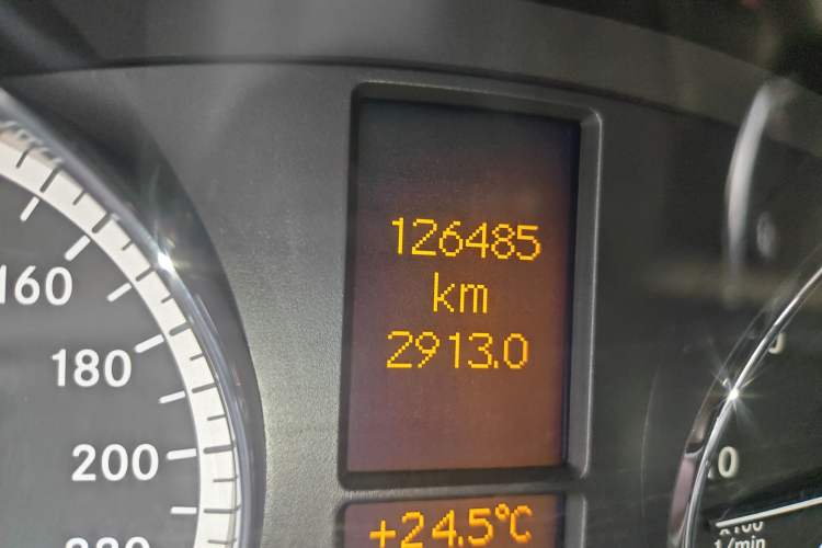 Used Mercedes-Benz Viano 2013 3.0L Comfort Edition Odometer Close Up