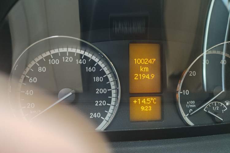 Used Mercedes-Benz Viano 2013 3.0L Comfort Edition Odometer Close Up