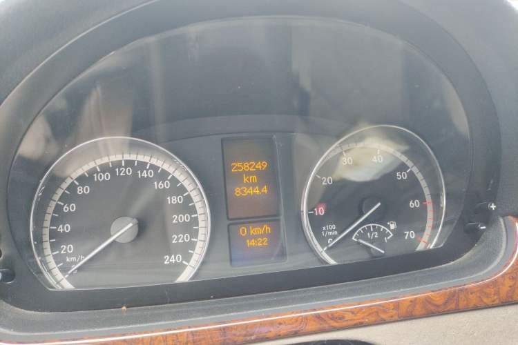 Used Mercedes-Benz Viano 2013 3.5L Haoci version Odometer Close Up