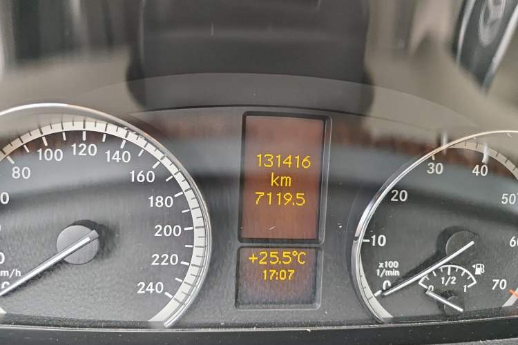 Used Mercedes-Benz Viano 2013 3.0L Navigator Edition Odometer Close Up