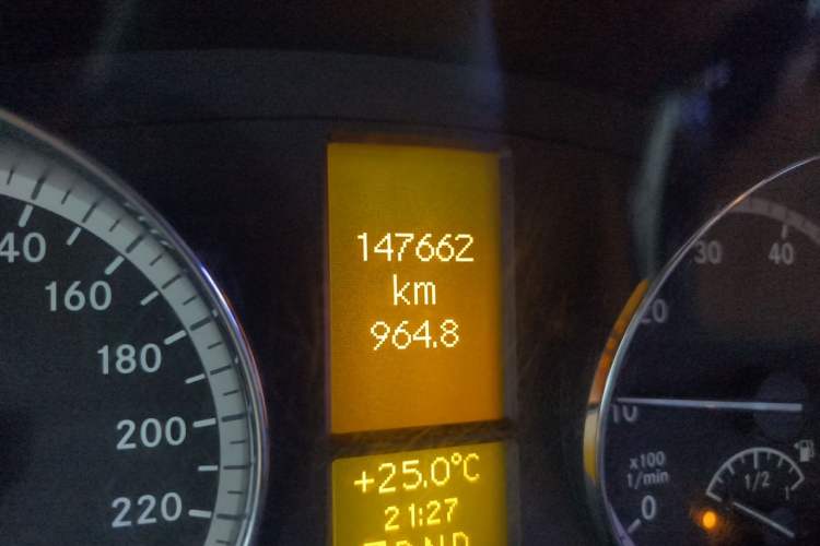 Used Mercedes-Benz Viano 2013 3.0L Navigator Edition Odometer Close Up