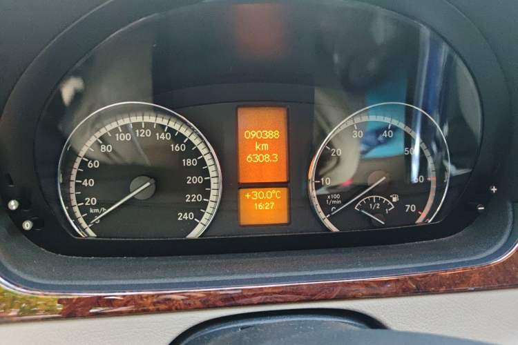 Used Mercedes-Benz Viano 2013 3.0L Navigator Edition Odometer Close Up