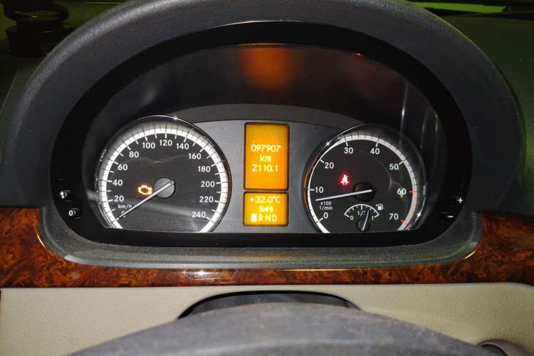 Used Mercedes-Benz Viano 2013 3.0L Navigator Edition Odometer Close Up